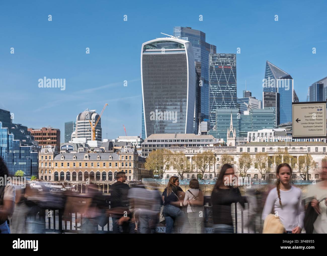 Les gens marchent le long du Queen's Walk à Londres, avec le bâtiment Walkie Talkie en arrière-plan. Banque D'Images