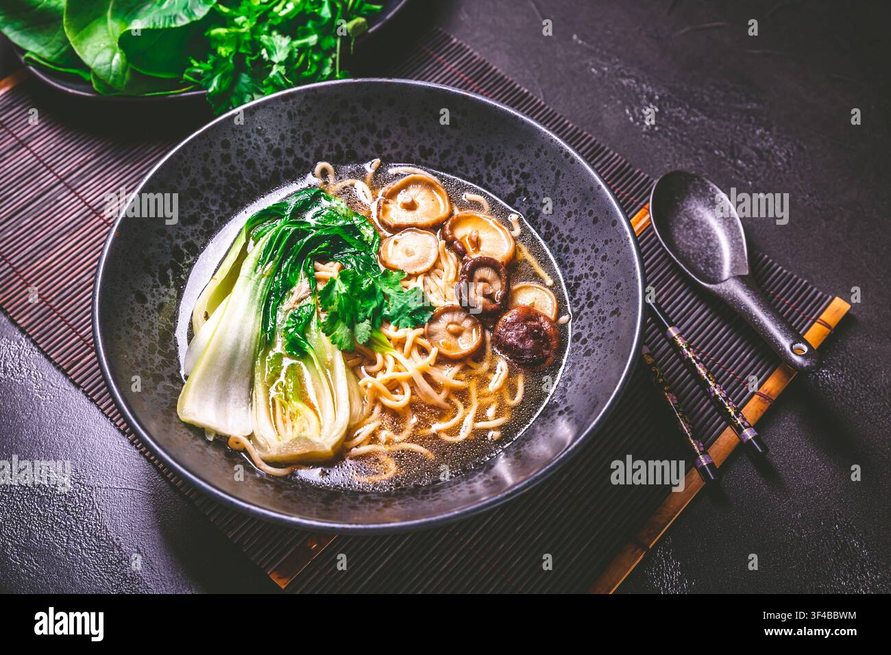 Bol de ramen délicieux avec bok choy et champignons shiitake Banque D'Images