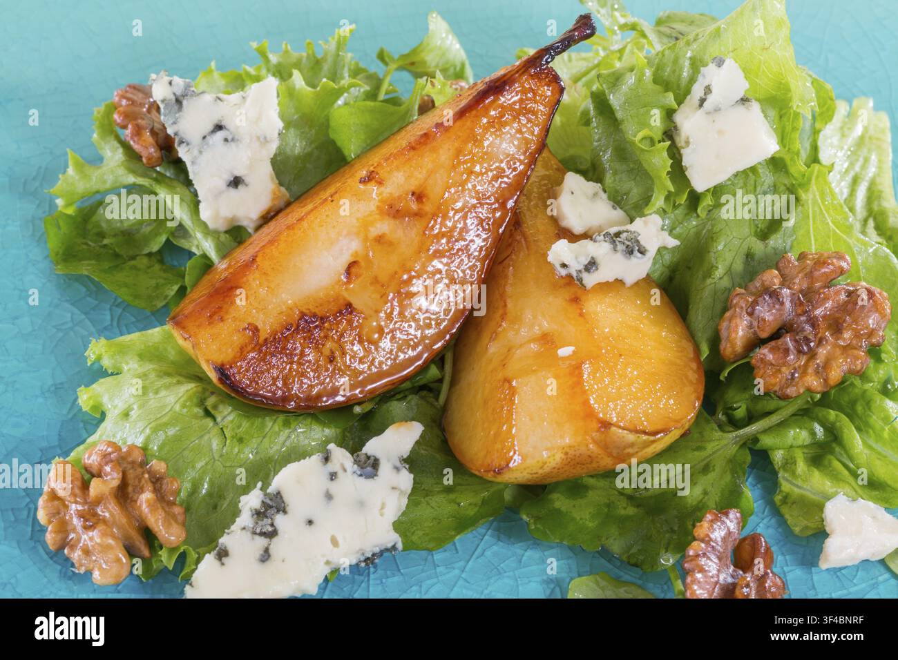 Salade aux poires caramélisées, noix et fromage bleu Banque D'Images