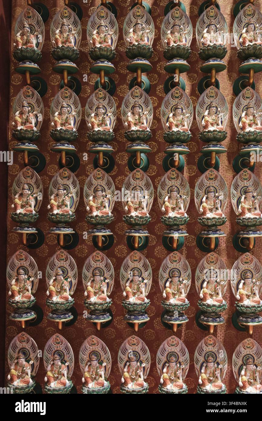 Singapour, Singapour - 2 octobre 2025 : le temple de relique des dents de Bouddha présente un éventail de sculptures détaillées sur les murs. Couleurs vives et complexes Banque D'Images