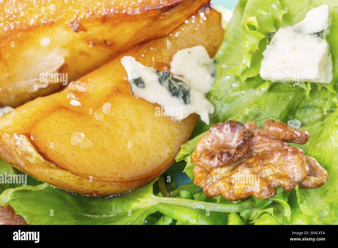 Poires caramélisées, noix et salade de fromage bleu Banque D'Images