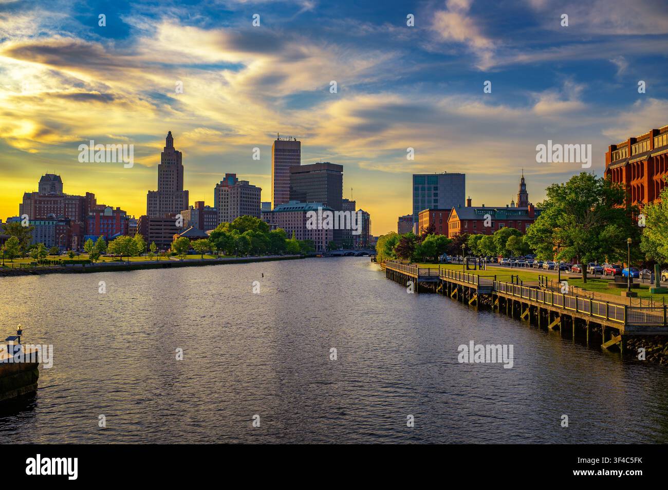 Coucher de soleil sur la rivière Providence et Downtown Skyline, Rhode Island, États-Unis Banque D'Images