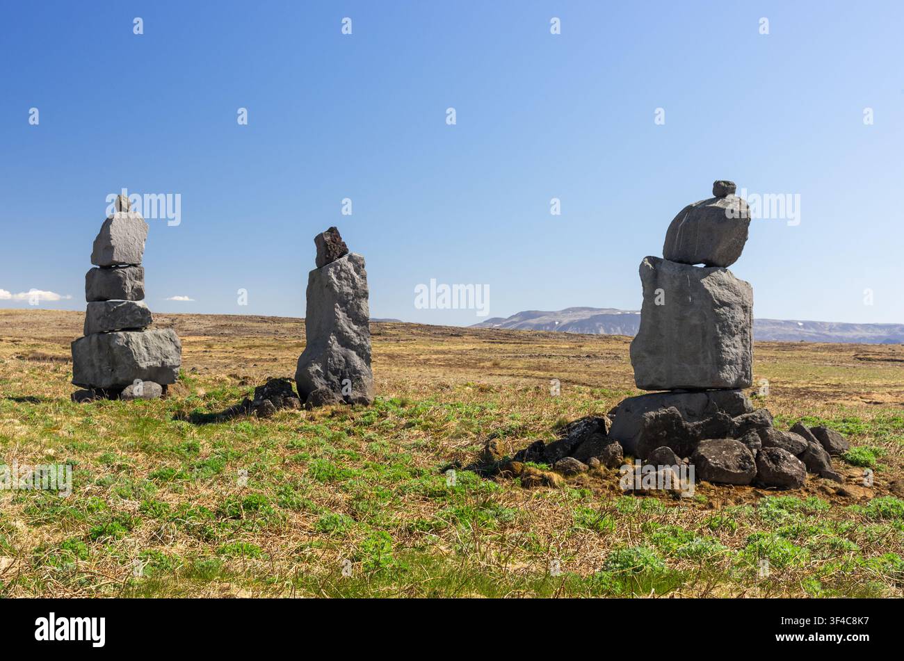 Paysage de pierres empilées (cairns) en Islande Banque D'Images