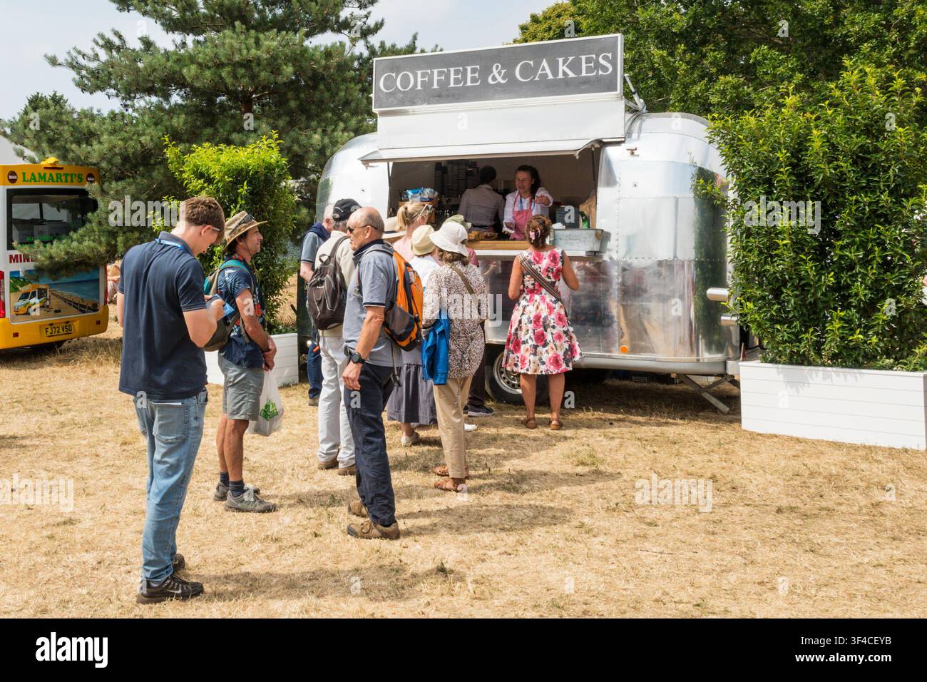 Des gens faisant la queue pour Coffee & Cakes au RHS Sandringham Flower Show 2026. Banque D'Images