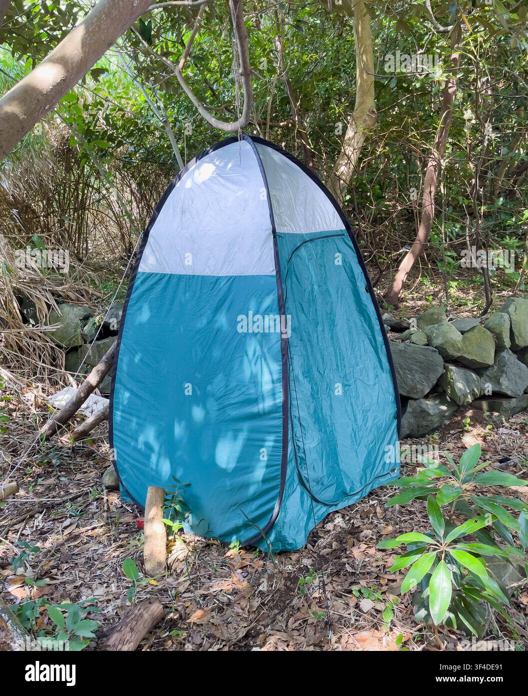 Un abri d'intimité, une tente toilette pop-up ou une tente de douche dans une forêt sur une île au Japon en juin par une journée ensoleillée. Banque D'Images