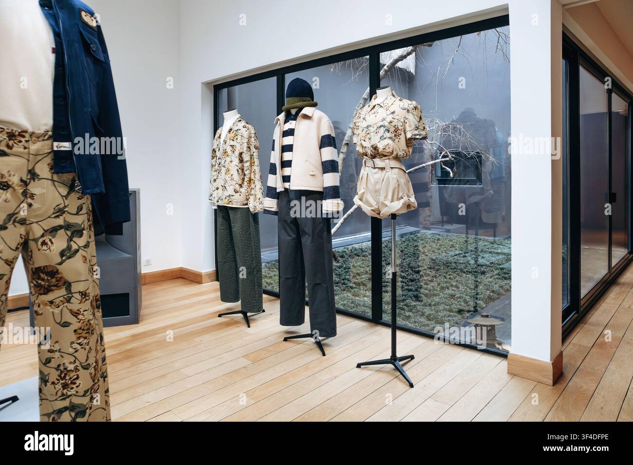 Paris, France - 22 janvier 2026 : Sélection de looks Kenzo FW26 présentés sur des mannequins dans l'ancienne résidence de Kenzo Takada lors d'un c privé Banque D'Images