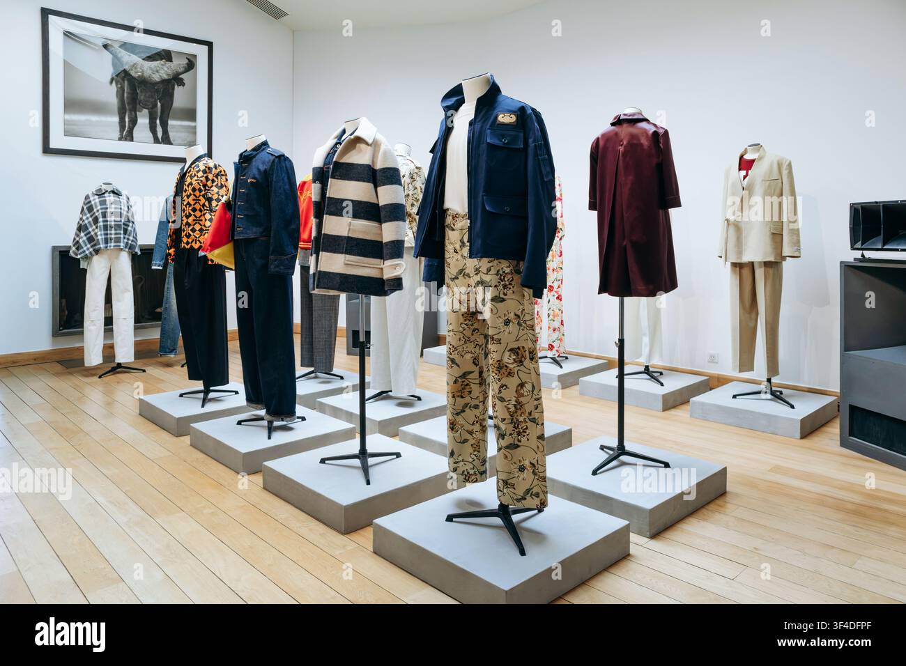Paris, France - 22 janvier 2026 : Sélection de looks Kenzo FW26 présentés sur des mannequins dans l'ancienne résidence de Kenzo Takada lors d'un c privé Banque D'Images