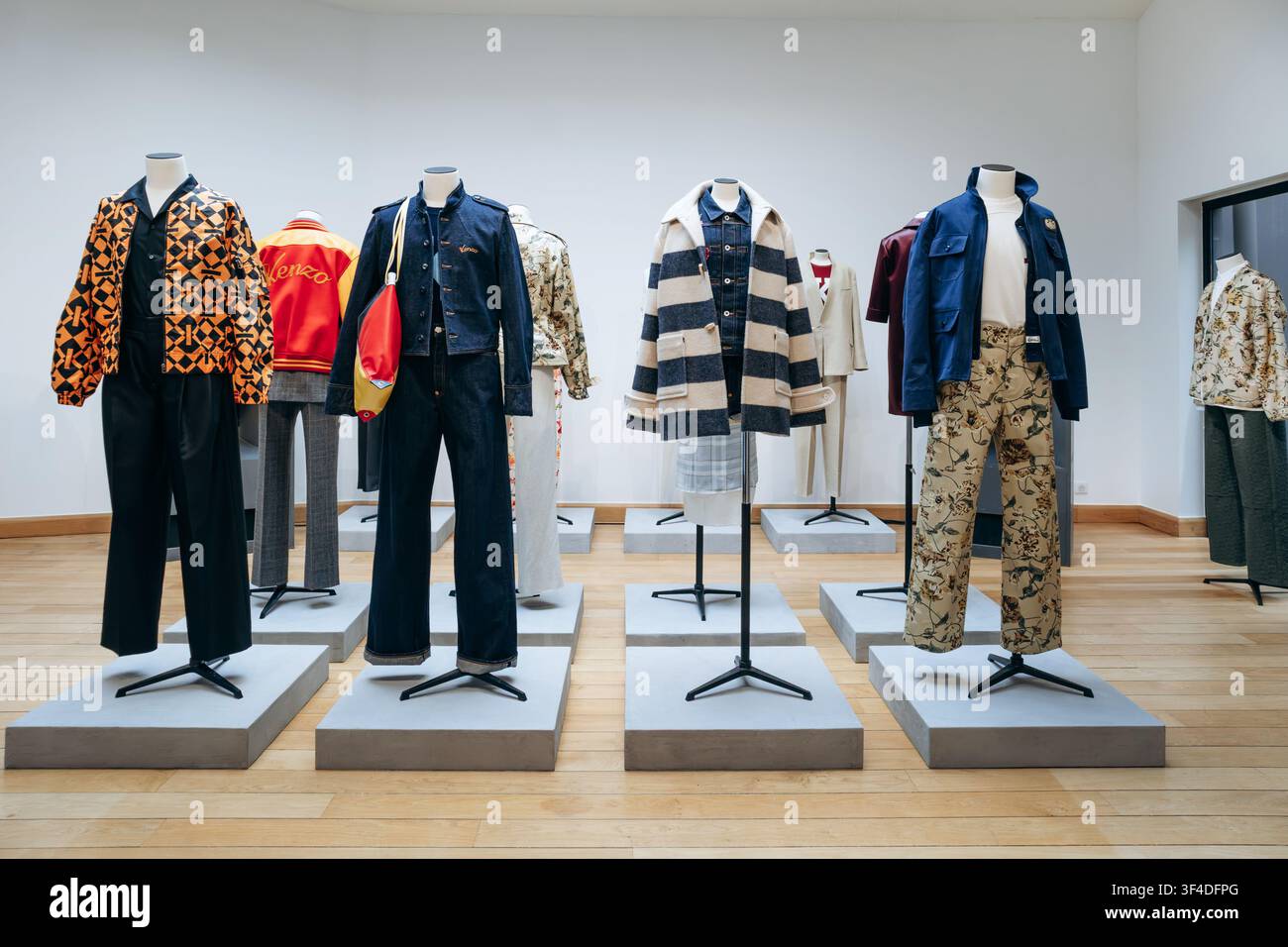 Paris, France - 22 janvier 2026 : Sélection de looks Kenzo FW26 présentés sur des mannequins dans l'ancienne résidence de Kenzo Takada lors d'un c privé Banque D'Images