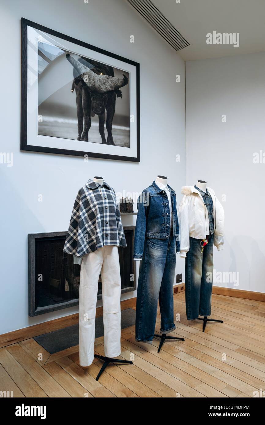 Paris, France - 22 janvier 2026 : Sélection de looks Kenzo FW26 présentés sur des mannequins dans l'ancienne résidence de Kenzo Takada lors d'un c privé Banque D'Images