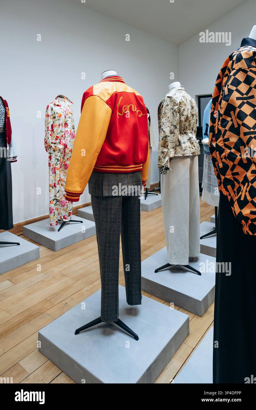Paris, France - 22 janvier 2026 : Sélection de looks Kenzo FW26 présentés sur des mannequins dans l'ancienne résidence de Kenzo Takada lors d'un c privé Banque D'Images