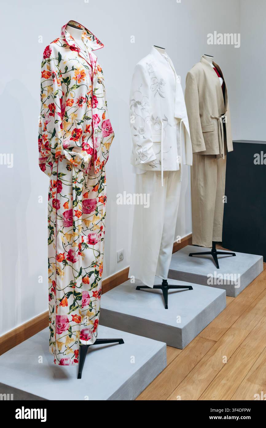 Paris, France - 22 janvier 2026 : Sélection de looks Kenzo FW26 présentés sur des mannequins dans l'ancienne résidence de Kenzo Takada lors d'un c privé Banque D'Images