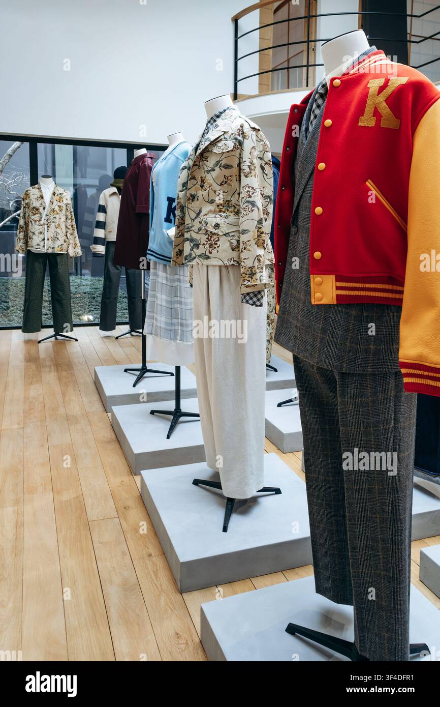 Paris, France - 22 janvier 2026 : Sélection de looks Kenzo FW26 présentés sur des mannequins dans l'ancienne résidence de Kenzo Takada lors d'un c privé Banque D'Images