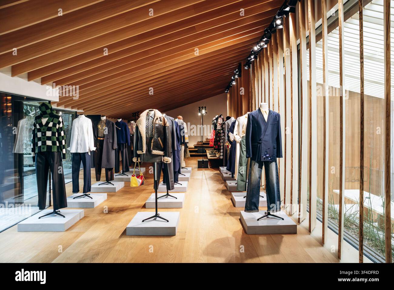 Paris, France - 22 janvier 2026 : Sélection de looks Kenzo FW26 présentés sur des mannequins dans l'ancienne résidence de Kenzo Takada lors d'un c privé Banque D'Images