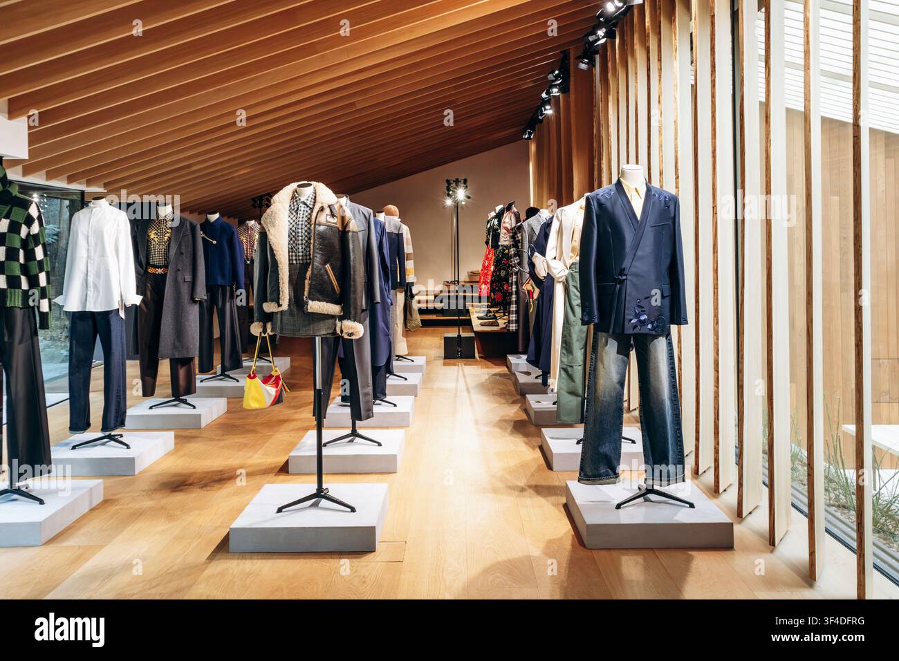 Paris, France - 22 janvier 2026 : Sélection de looks Kenzo FW26 présentés sur des mannequins dans l'ancienne résidence de Kenzo Takada lors d'un c privé Banque D'Images