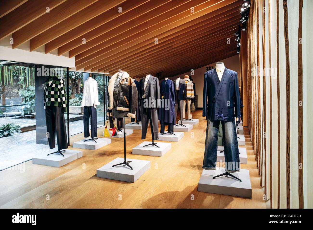 Paris, France - 22 janvier 2026 : Sélection de looks Kenzo FW26 présentés sur des mannequins dans l'ancienne résidence de Kenzo Takada lors d'un c privé Banque D'Images