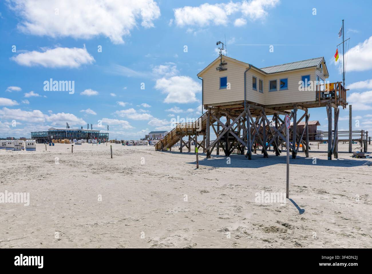 Station de sauvetage et bar de plage sur la plage de Sankt Peter-Ording, côte de la mer du Nord en Allemagne Banque D'Images