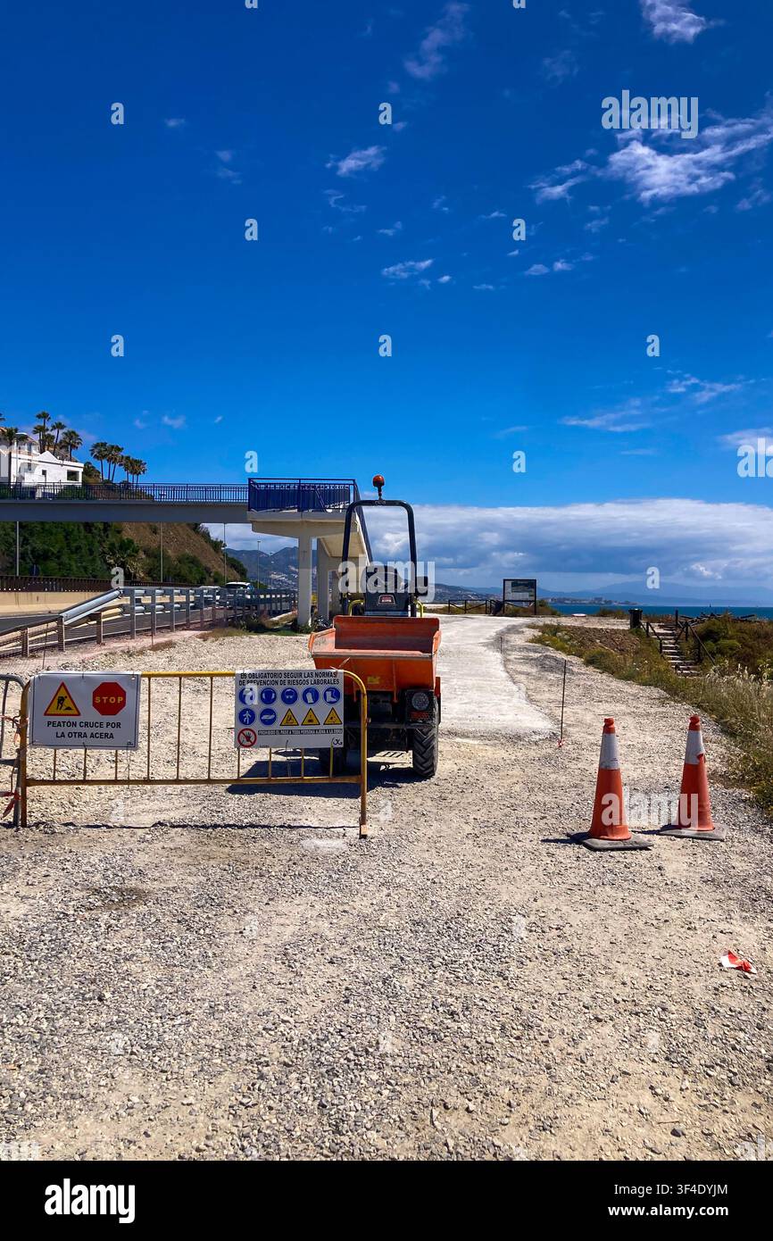 FUENGIROLA, ESPAGNE - 16 AVRIL 2026 : des engins de construction renouvellent un parking en bord de mer avec des améliorations d'infrastructure et un développement urbain en cours - Image de stock capturée avec un smartphone