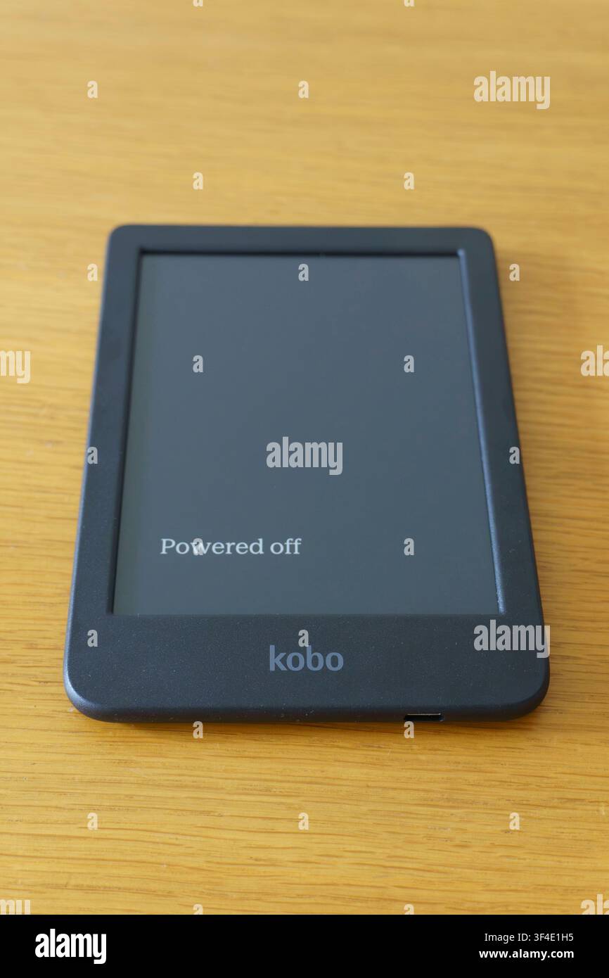 Appareil de lecture Kobo éteint posé sur une surface en bois à Fatima, Portugal Banque D'Images
