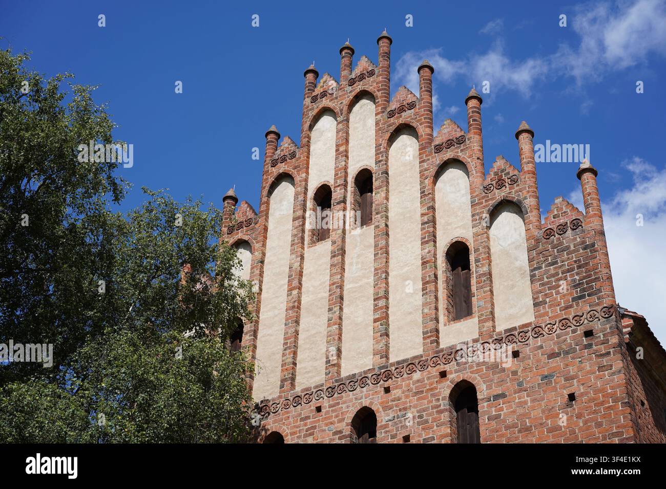 Chorin, Allemagne – 28 juillet 2026 : Gâble échelonné orné avec arcs aveugles et pinacles d’un bâtiment historique de l’abbaye de Chorin (Kloster Chorin). Banque D'Images