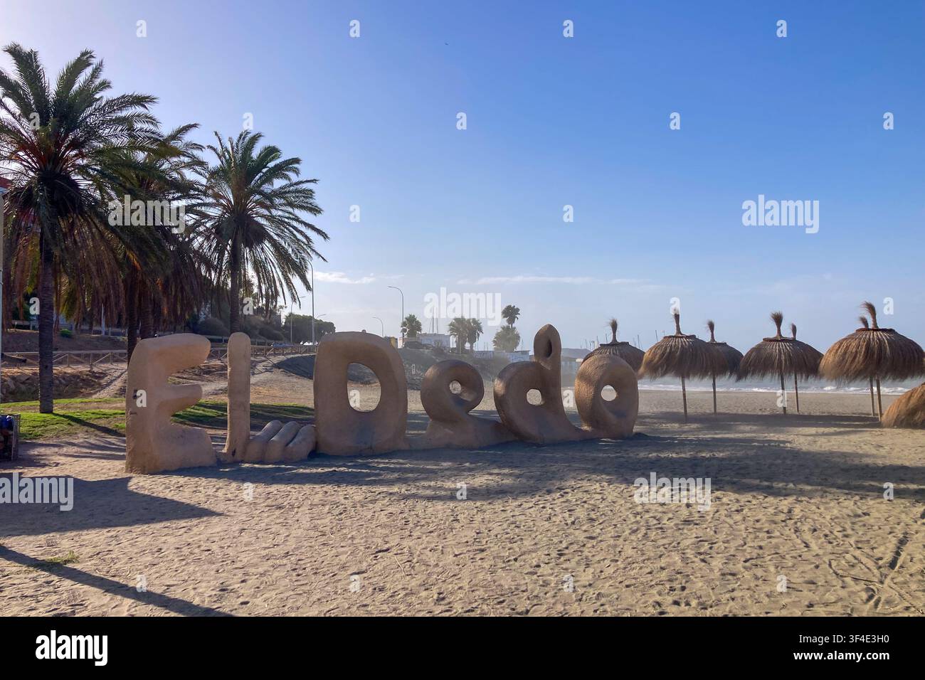 MALAGUE, ESPAGNE - 25 JUILLET 2026 : El Dedo Beach offre une ligne de côte méditerranéenne paisible avec des vagues douces, un sable doux et un paysage côtier relaxant - Image de stock capturée avec un smartphone