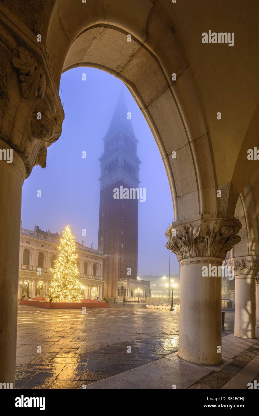 Venise, Italie – 19 décembre 2021 : Le Campanile de Saint-Marc encadré par l'arcade du Palais Ducal dans le brouillard Banque D'Images