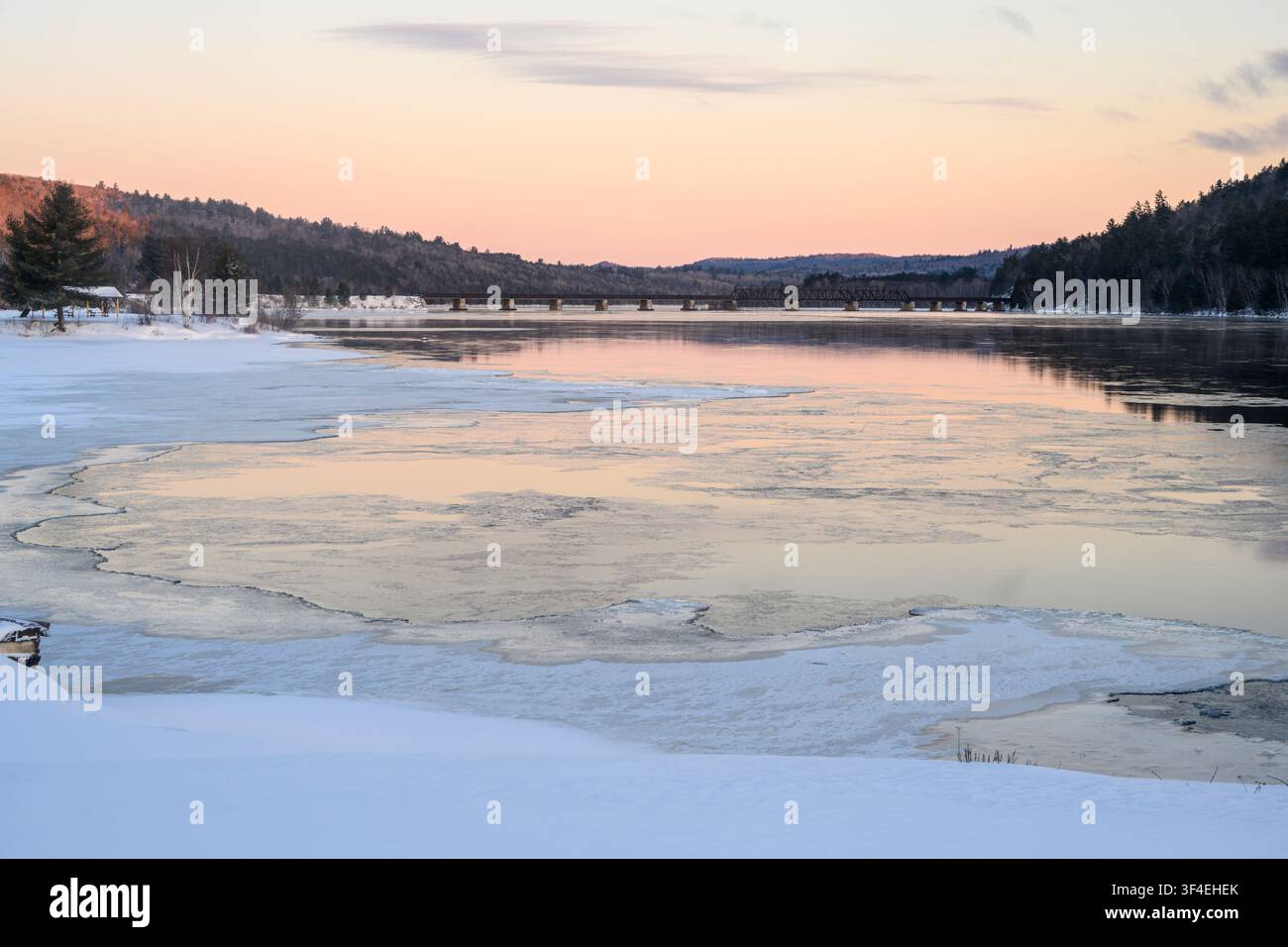 Rivière des Outaouais à l'aube, Mattawa, Ontario, Canada Banque D'Images