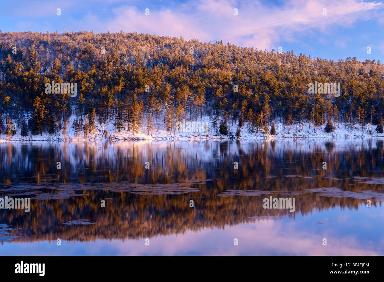 Rivière des Outaouais à l'aube, Mattawa, Ontario, Canada Banque D'Images