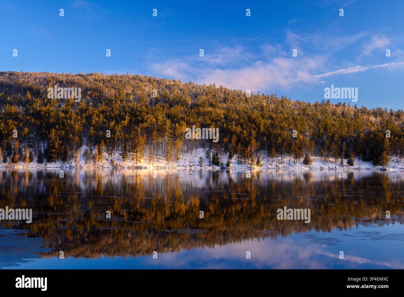 Rivière des Outaouais à l'aube, Mattawa, Ontario, Canada Banque D'Images