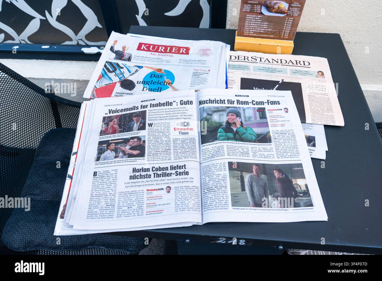 Journaux allemands avec Kurier et Der Standard étalés sur la table pour la lecture des articles d'actualité quotidiens. Vienne, Autriche - 21 juin 2026 Banque D'Images