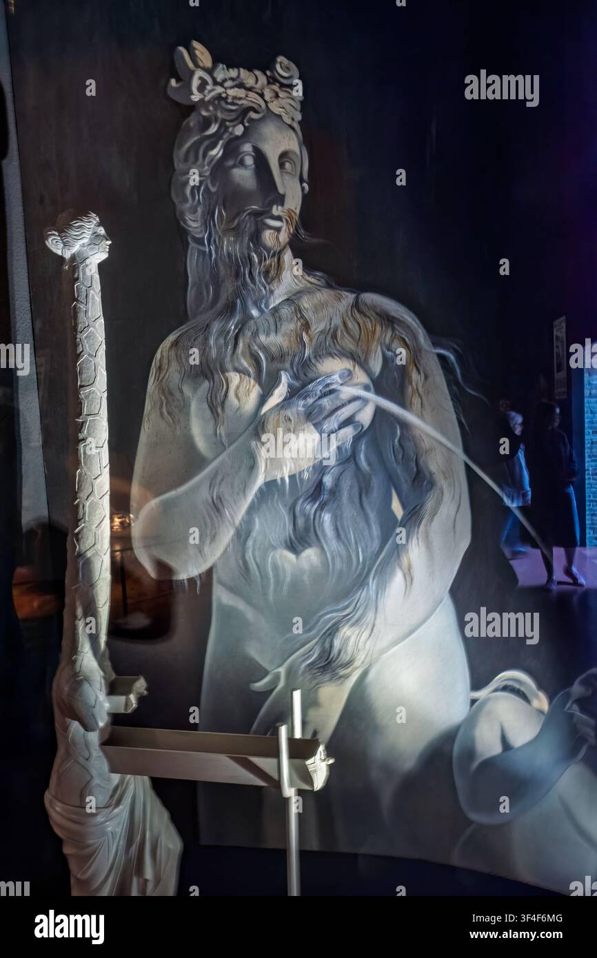 Peinture murale surréaliste et sculpture de girafe au Théâtre-Musée Dalí, Figueres, Catalogne, Espagne, mettant en valeur la vision artistique unique de Salvador Dalí. Banque D'Images