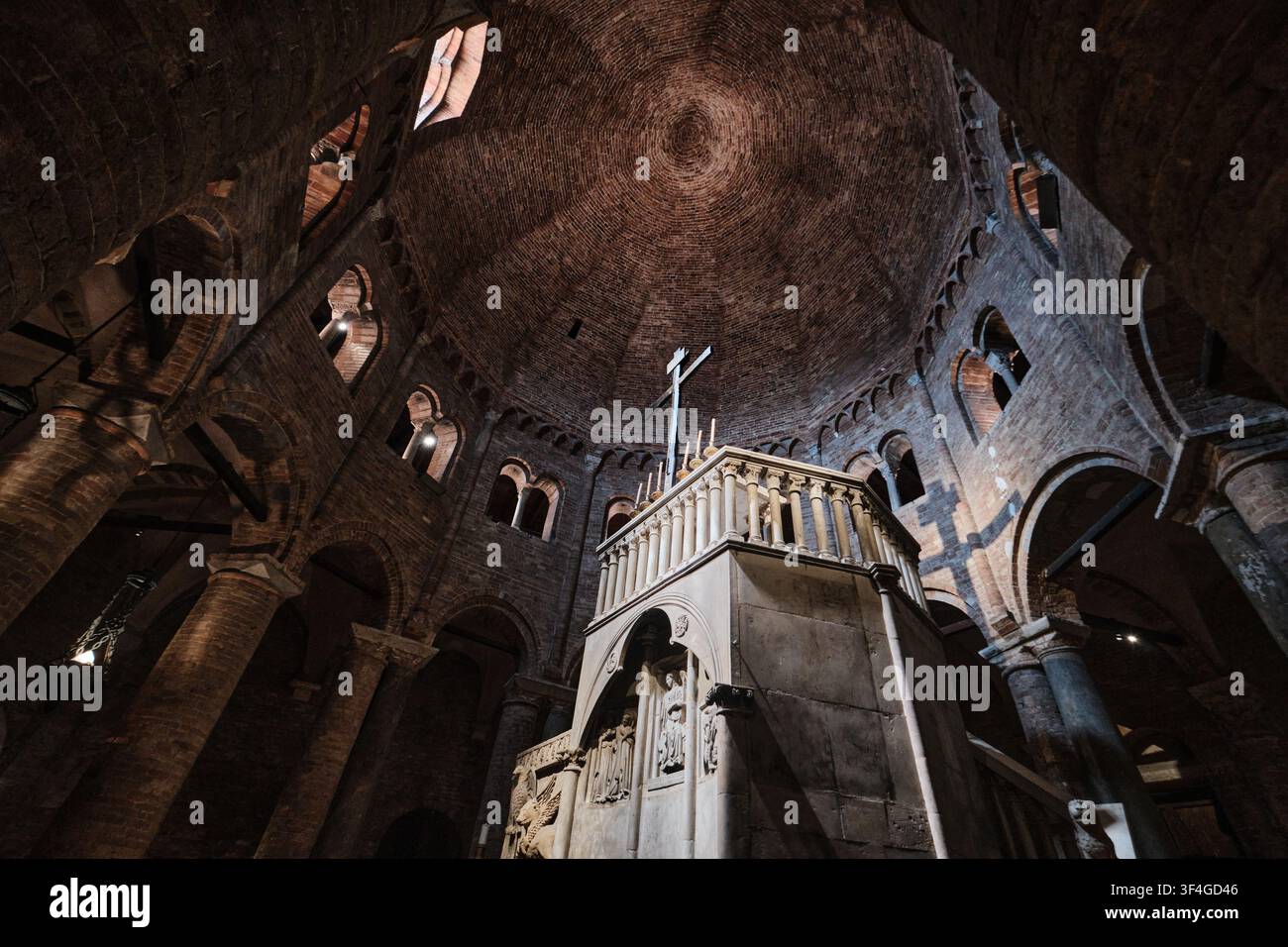 Bologne, Italie – Mai 2026 : Vue intérieure de l’église du Saint-Sépulcre, Chiesa del Sepolcro, complexe de l’église Santo Stefano Banque D'Images