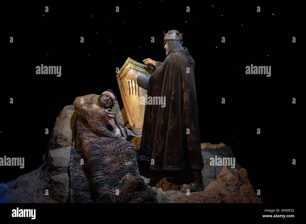 Diorama médiéval représentant la légende de Wilfred le Chevelu dessinant quatre barres rouges avec du sang sur un bouclier doré. Banque D'Images