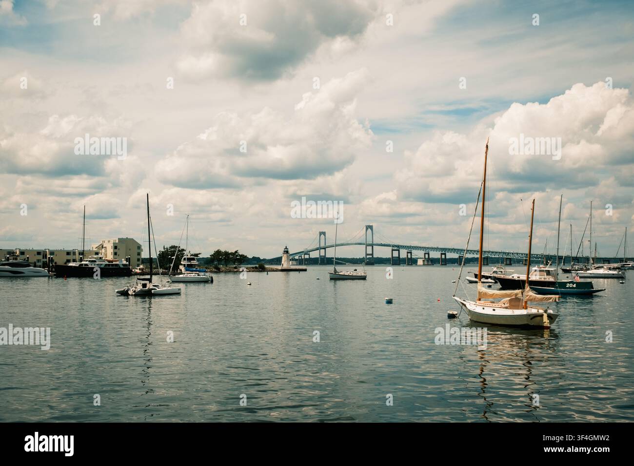 Vue du pont Claiborne Pell/Newport et des bateaux à Newport, Rhode Island Banque D'Images
