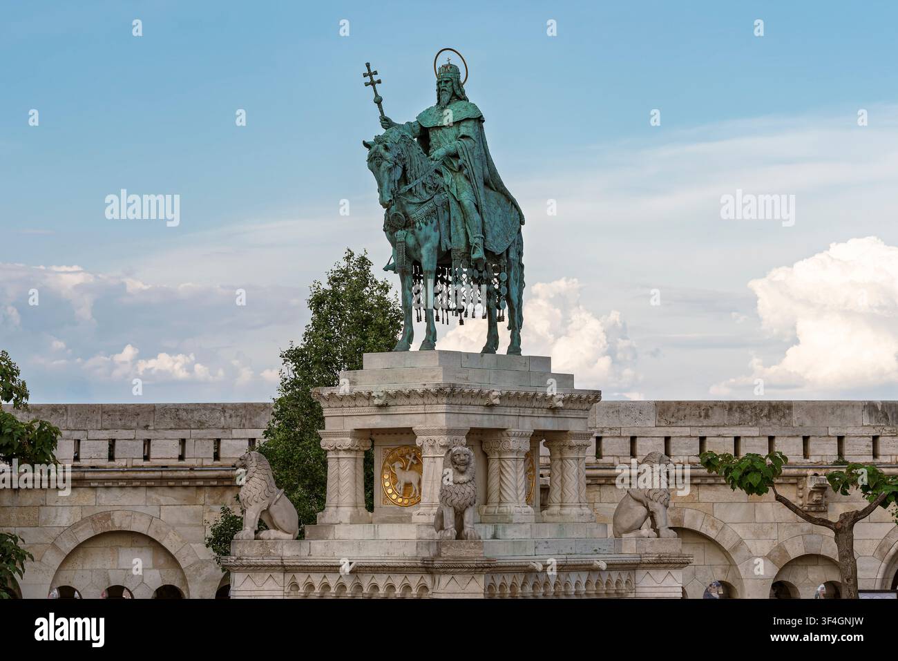 Vu de face, la statue équestre en bronze du roi Étienne Ier au sommet de la Bastion des Pêcheurs montre le roi couronné tenant un sceptre croisé sur un Banque D'Images