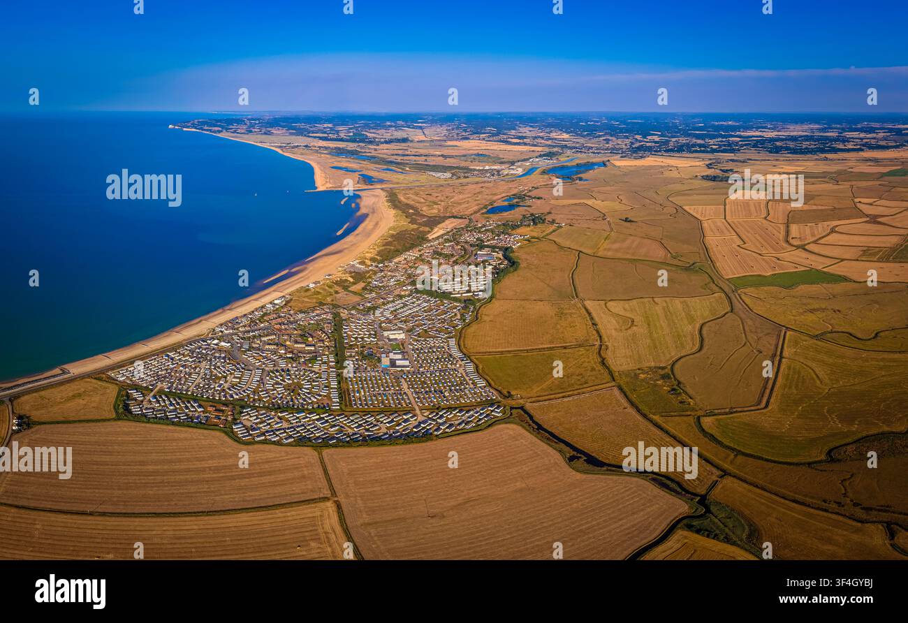 Vue aérienne de Camber Sands avec parcs de caravanes et côte dans l'East Sussex, Angleterre Banque D'Images