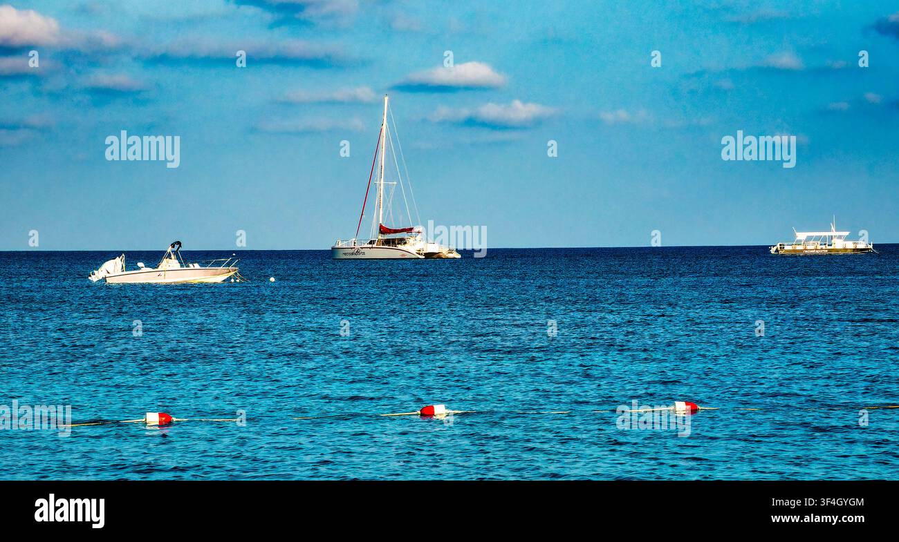 C'est un catamaran, un type de bateau à double coque. amarré avec d'autres bateaux Banque D'Images
