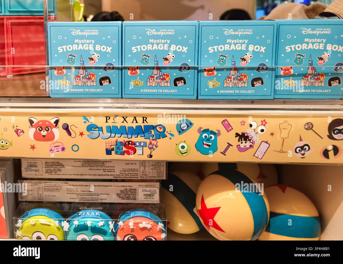 Collection exclusive de la boîte mystère Pixar Summer Fest de Hong Kong Disneyland sur l'étagère Banque D'Images