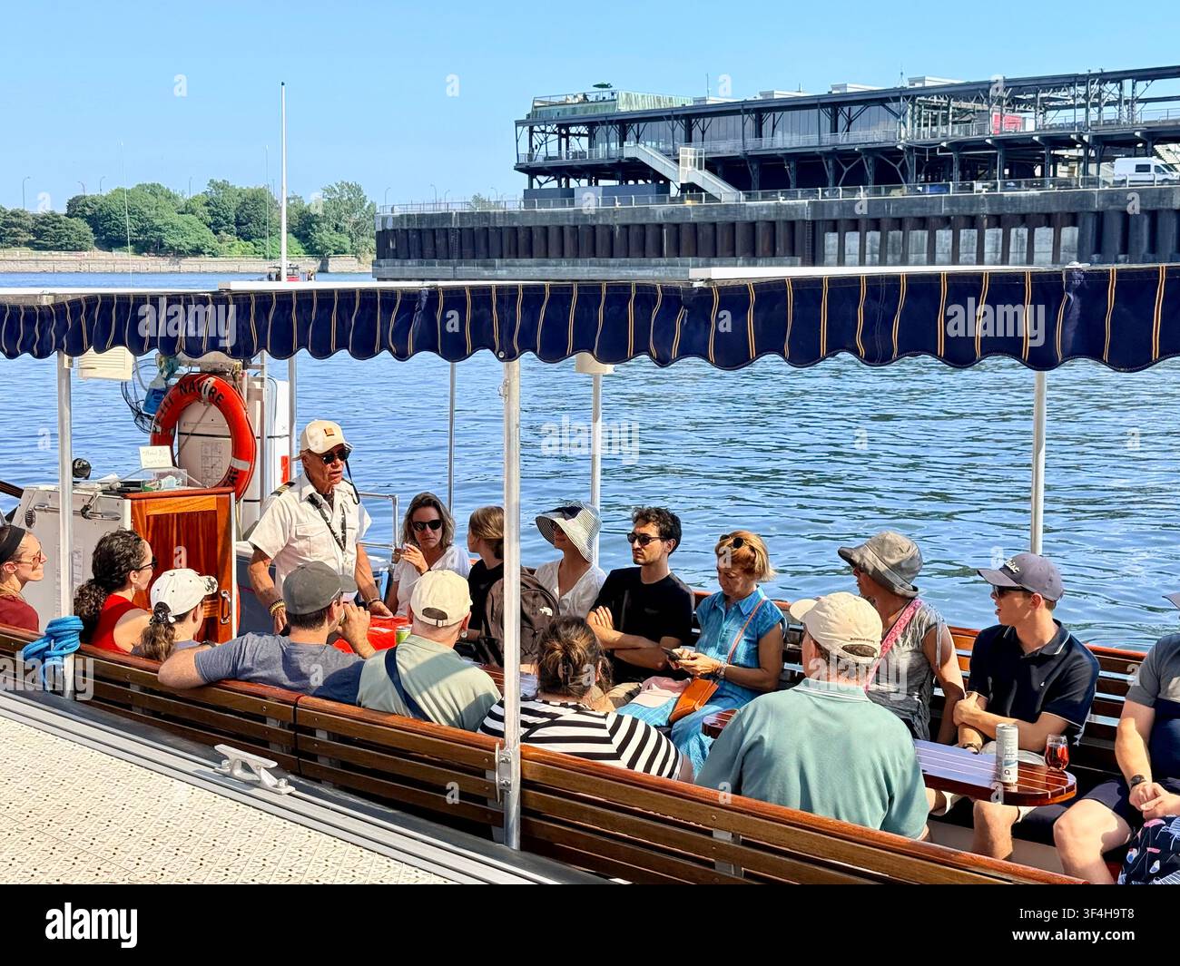 Les touristes sont assis à bord d’un bateau de tourisme prêt à partir pour une visite guidée du Vieux-Port de Montréal sur le fleuve Saint-Laurent, Québec, Canada Banque D'Images