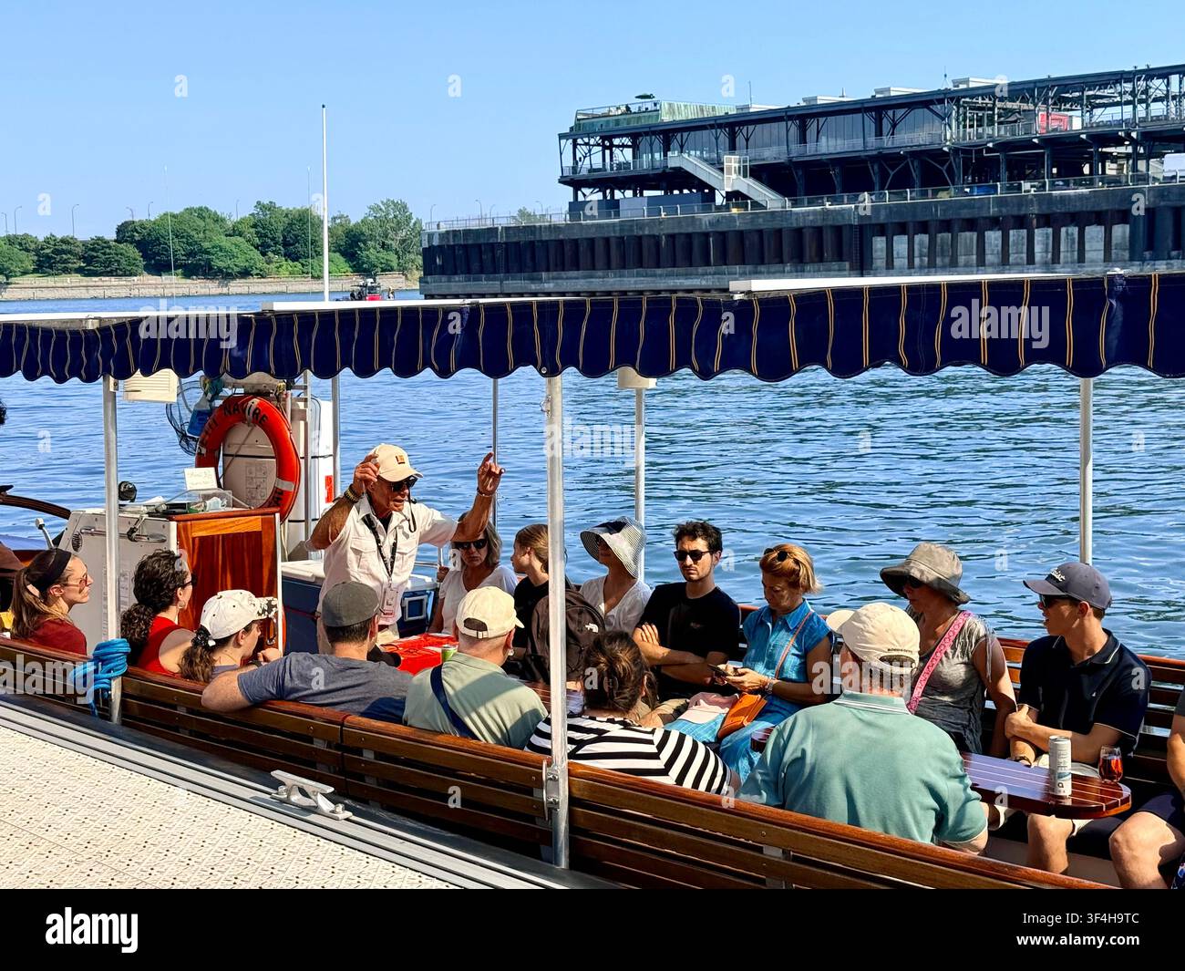 Les touristes sont assis à bord d’un bateau de tourisme prêt à partir pour une visite guidée du Vieux-Port de Montréal sur le fleuve Saint-Laurent, Québec, Canada Banque D'Images