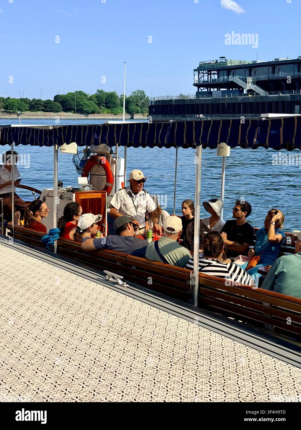 Les touristes sont assis à bord d’un bateau de tourisme prêt à partir pour une visite guidée du Vieux-Port de Montréal sur le fleuve Saint-Laurent, Québec, Canada Banque D'Images