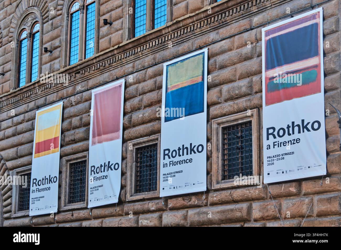 Florence, Italie - Mai 2026 : Bannières d'exposition pour Rothko sur la façade rustiquée du Palazzo Strozzi Banque D'Images