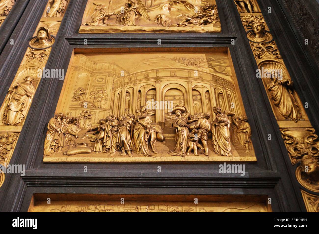Florence, Italie - Mai 2026 : Vue rapprochée d’un panneau de relief en bronze doré L’histoire de Joseph sur les Portes du Paradis Banque D'Images