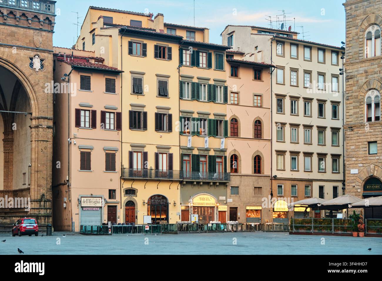 Florence, Italie - Mai 2026 : Vue frontale des bâtiments historiques colorés sur la Piazza della Signoria Banque D'Images