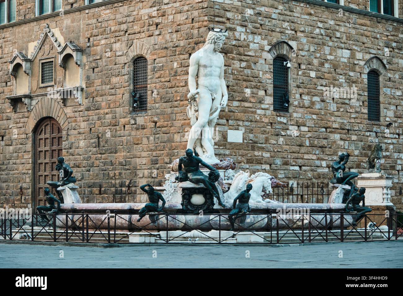 Florence, Italie - Mai 2026 : Vue frontale de la Fontaine de Neptune par Bartolomeo Ammannati sur la Piazza della Signoria Banque D'Images