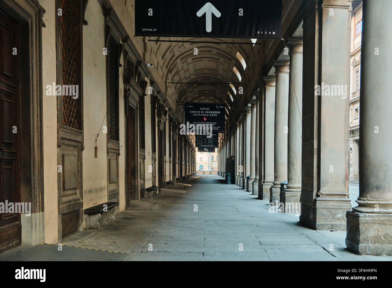 Florence, Italie - Mai 2026 : Vue en perspective du portique d'entrée de la galerie des Offices avec arcade en pierre Banque D'Images