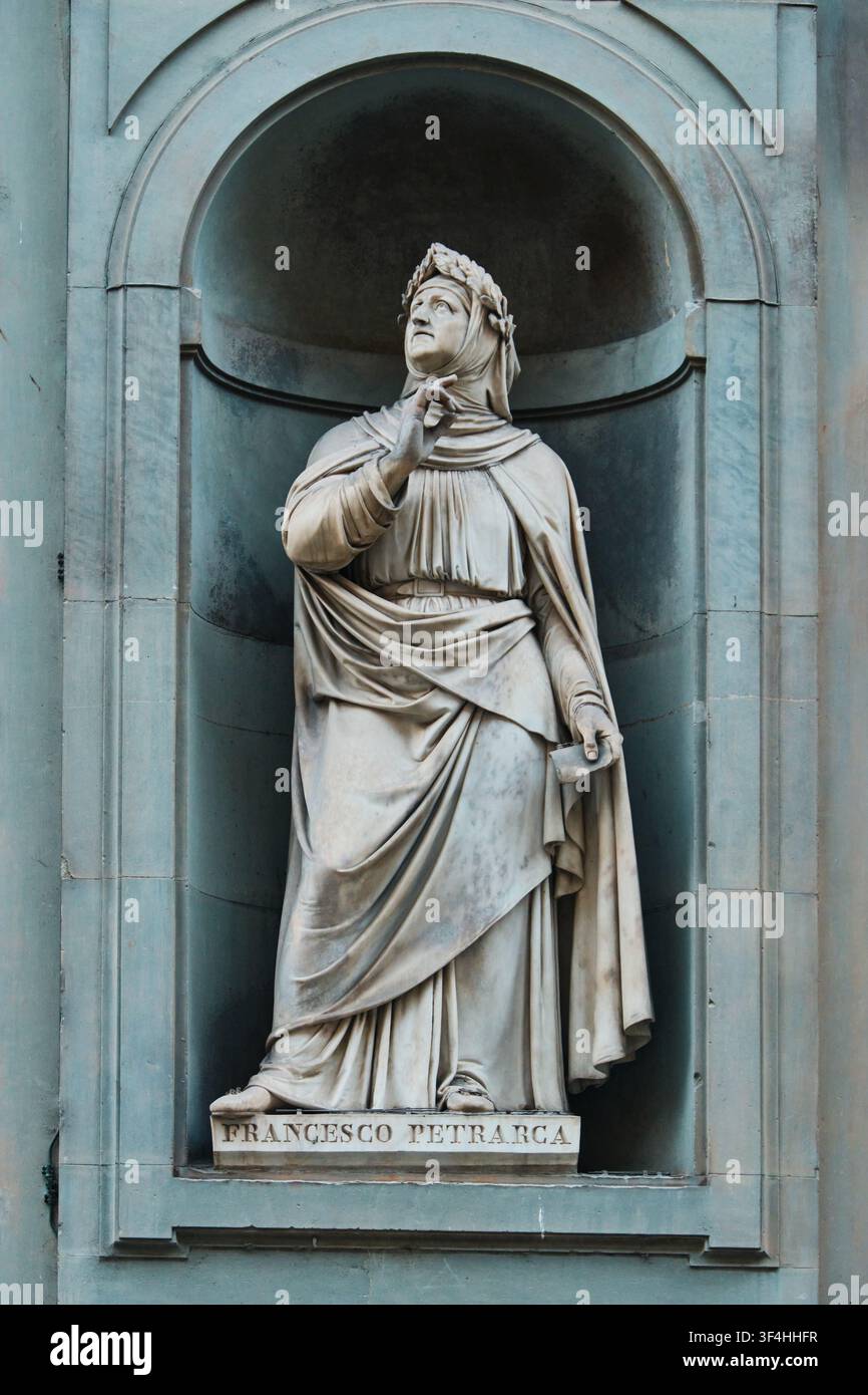 Florence, Italie - Mai 2026 : Statue de Francesco Petrarca dans une niche de la façade de la galerie des Offices. Banque D'Images