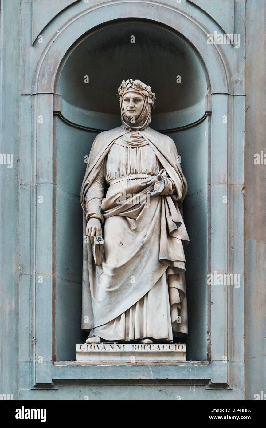 Florence, Italie - Mai 2026 : Vue verticale de la statue de Giovanni Boccaccio sur la façade de la galerie des Offices Banque D'Images