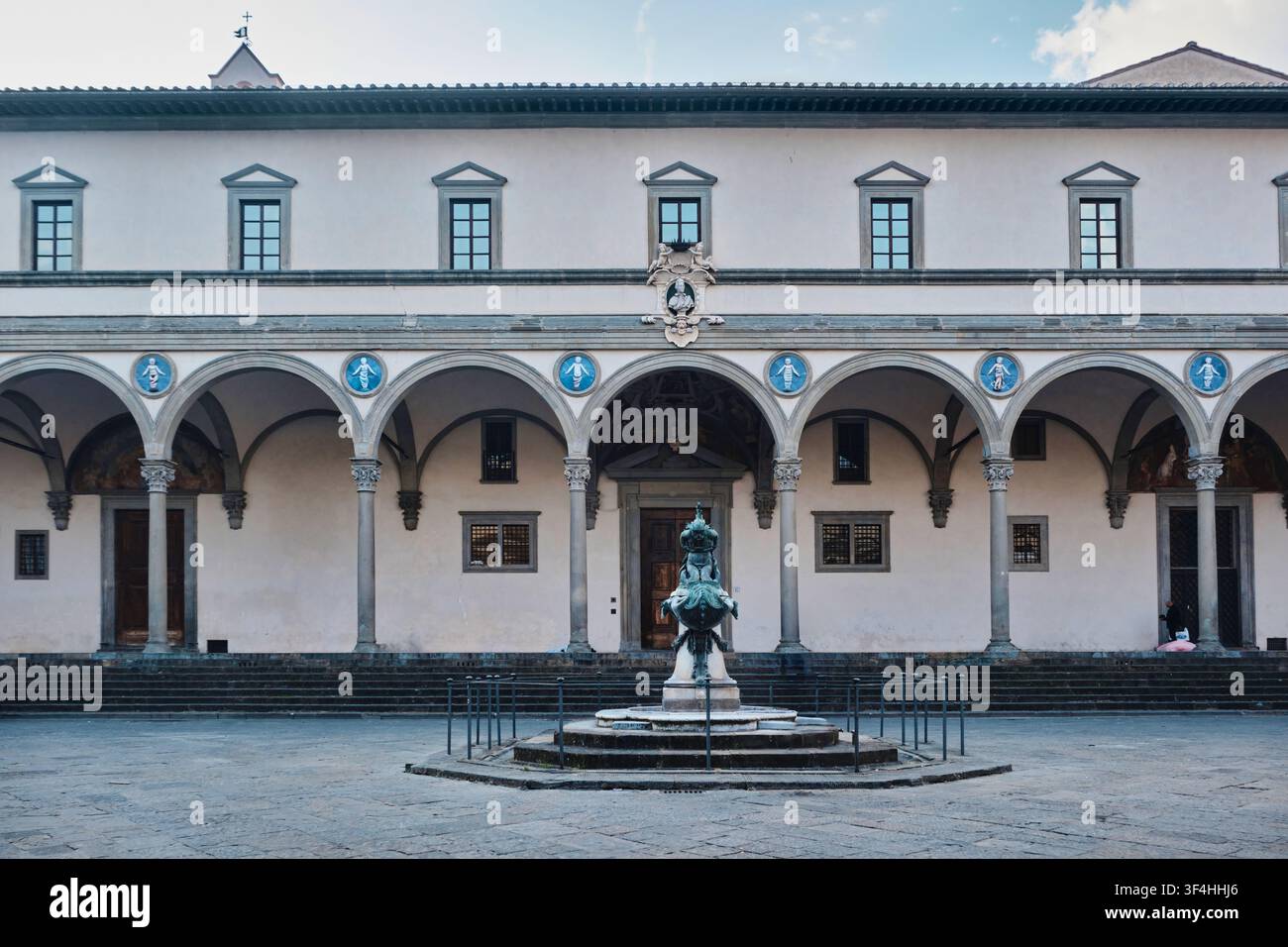 Florence, Italie - Mai 2026 : Vue frontale de la loggia de l'Ospedale degli Innocenti sur la Piazza della Santissima Annunziata Banque D'Images