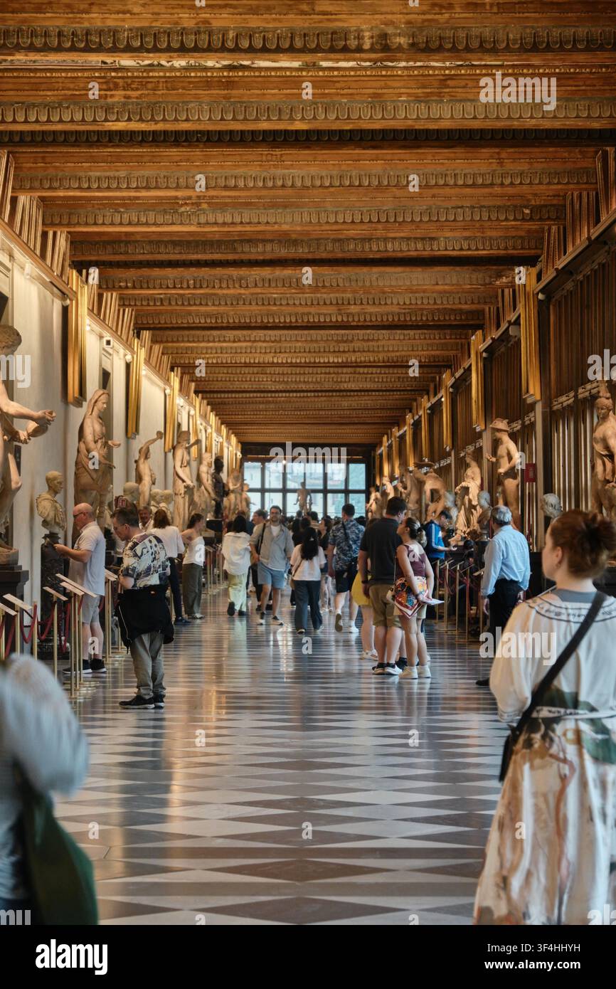 Florence, Italie - Mai 2026 : Vue en perspective verticale du couloir principal à l'intérieur de la galerie des Offices avec des visiteurs Banque D'Images