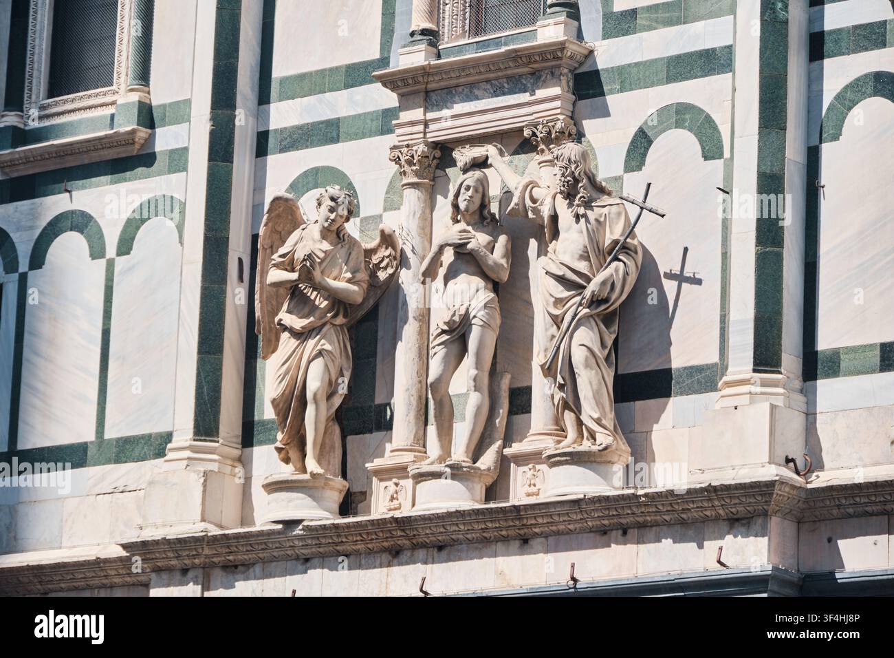 Florence, Italie - Mai 2026 : Vue détaillée des statues en marbre du Baptême du Christ sur la façade du Baptistère de San Giovanni. Banque D'Images